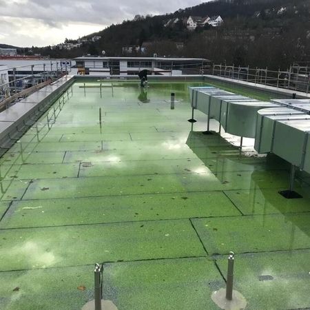NB Bürogebäude mit KSZE | Ein Dach mit einer großen grünen Fläche und mehreren Klimaanlagen auf der Oberfläche