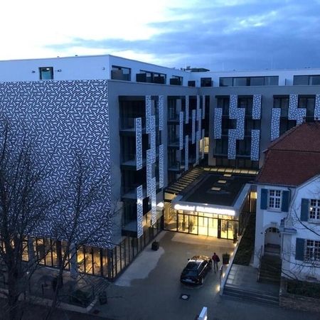 Hotel Bad Rappenau | Gebäude mit Flachdach aus der Ferne
