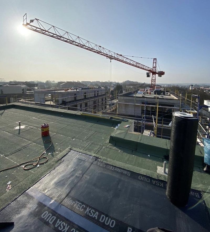 Baustelle mit Kran, Vorbereitung für die Dachbegrünung
